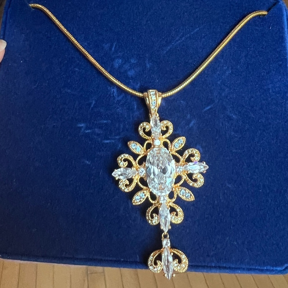 Camrose Kross Elegant Goldtone Pendant Necklace 125$